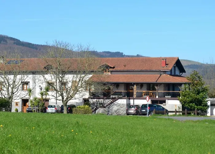 Agroturismo Azkue * Aia